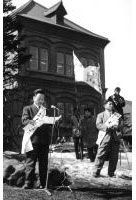 宣言決議文を読みあげる大平副本部長